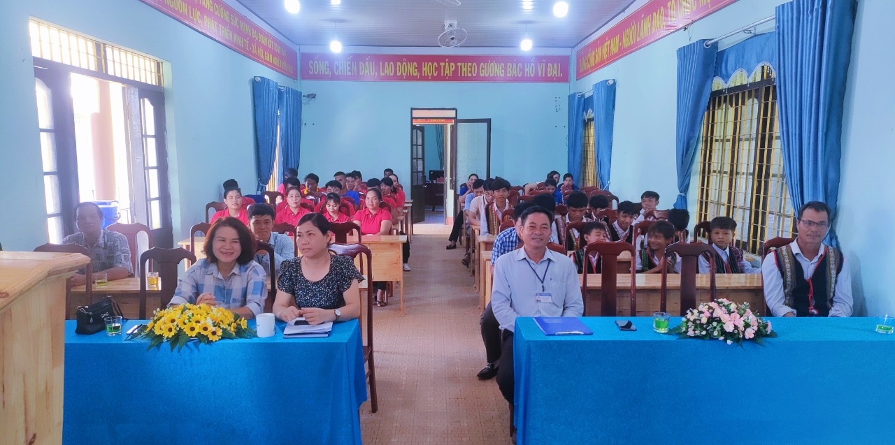 Trung tâm TT-VH-TT Huyện Krông Păc phối hợp UBND xã Ea Yiêng: Tổ chức Khai giảng lớp dạy cồng chiêng trẻ khóa V năm 2022 và phối hợp tổng kết trao giải thưởng cho VĐV tham gia tại Đại hội TDTT huyện Krông Păc lần thứ VIII năm 2022. 